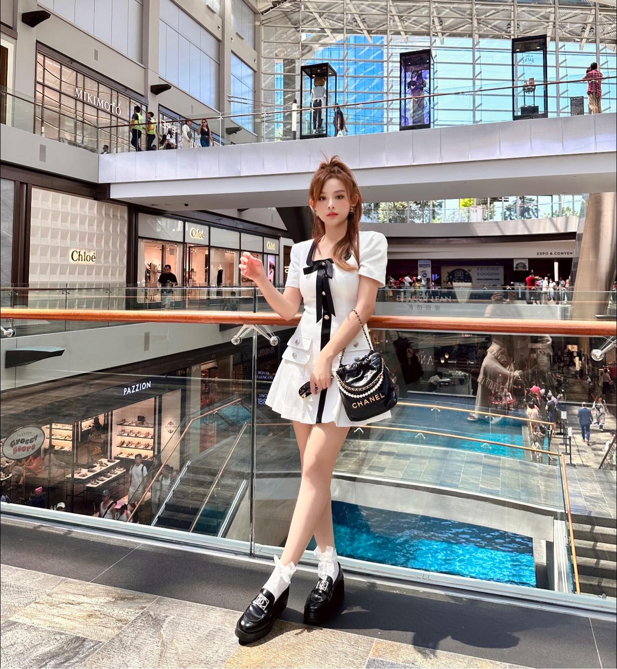 Ngoài những bình luận khen cả hai dễ thương, nhiều người còn thích thú vì diện mạo trẻ trung của cựu hot girl Huyền Baby.