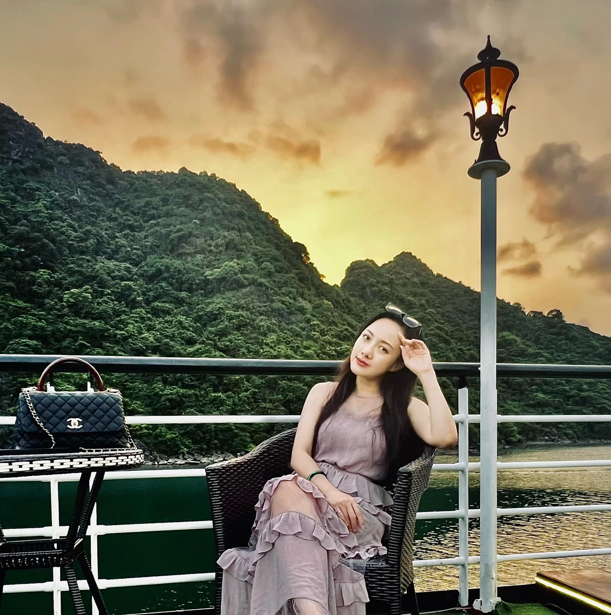 Những hình ảnh mới của Hoài Anh phủ sóng khắp các trang MXH, kèm theo những lời khen tặng.