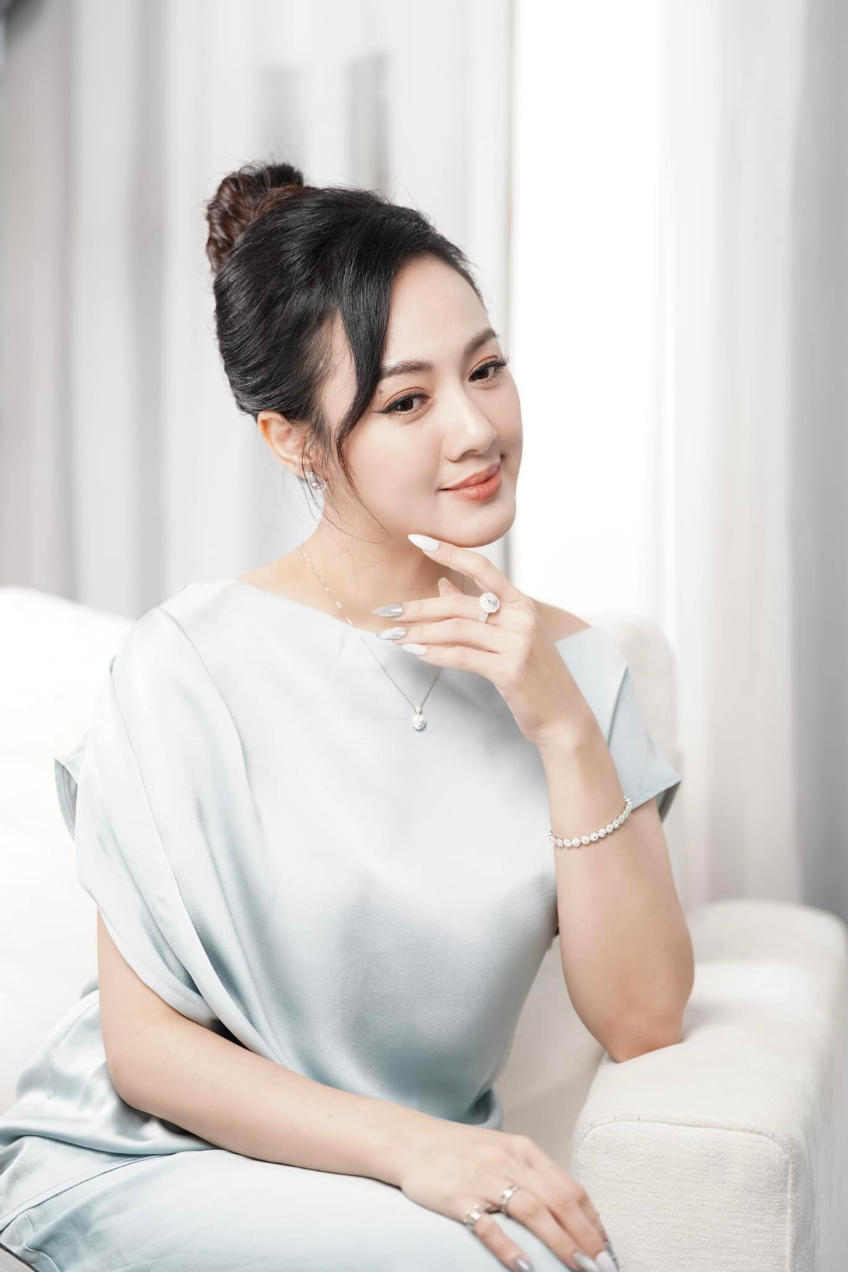 Hoài Anh đề tựa những bức ảnh bằng dòng trạng thái: "Mong manh như hương ai quen dịu dàng thoáng qua", "Lo lắng không làm cho điều tồi tệ ngừng xảy ra, mà chỉ làm cho những điều tốt lành ngưng lại"...