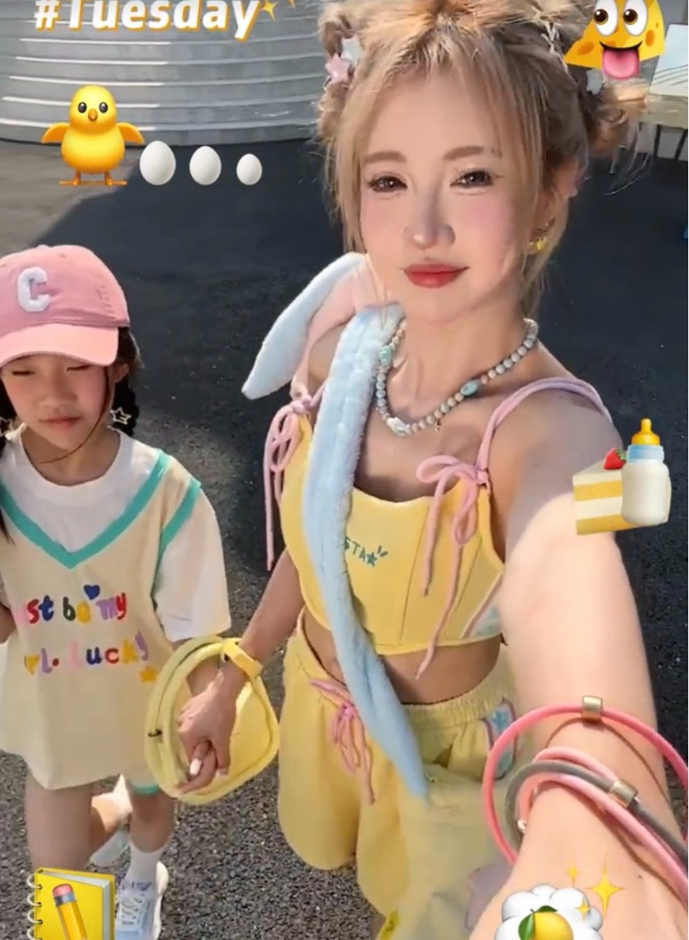 Khả năng "cưa sừng làm nghé" của Selina khiến nhiều người nhận xét trông cô giống như chị gái của các con chứ không giống phụ huynh một chút nào.