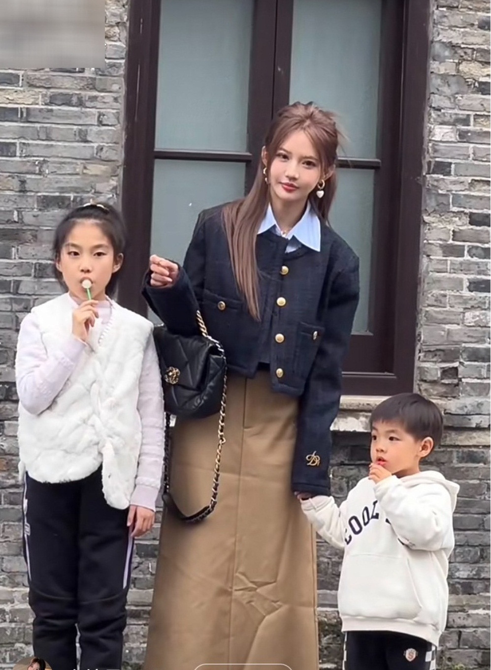 Cùng với những layout trang điểm chỉn chu , nếu nói Selina chỉ vừa đôi mươi chắc vẫn có rất nhiều người tin ngay lập tức.