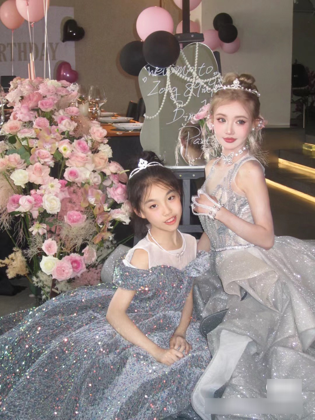 Có khi cô diện trang phục nhí nhảnh với chân váy ngắn cùng áo gile, trông hệt như một cô nữ sinh. Cũng có khi cô diện trang phục năng động như set váy màu trắng với đường viền màu đỏ nổi bật.