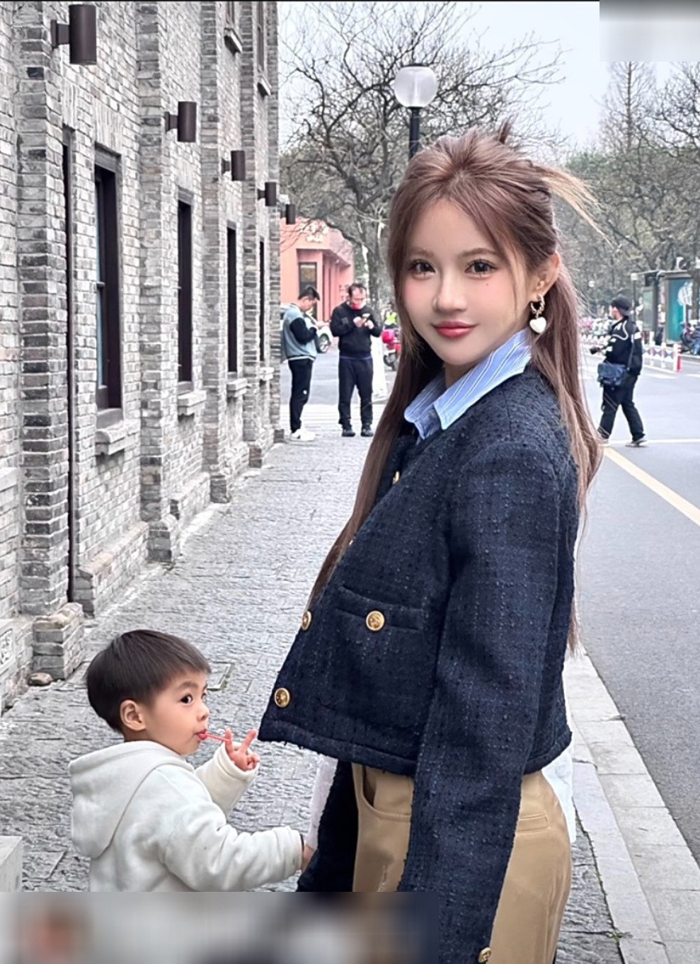 Cách ăn mặc vừa trẻ trung nhưng vẫn toát lên sự sang chảnh, quyến rũ của bà mẹ U40 làm nhiều người trầm trồ và xin bí quyết.