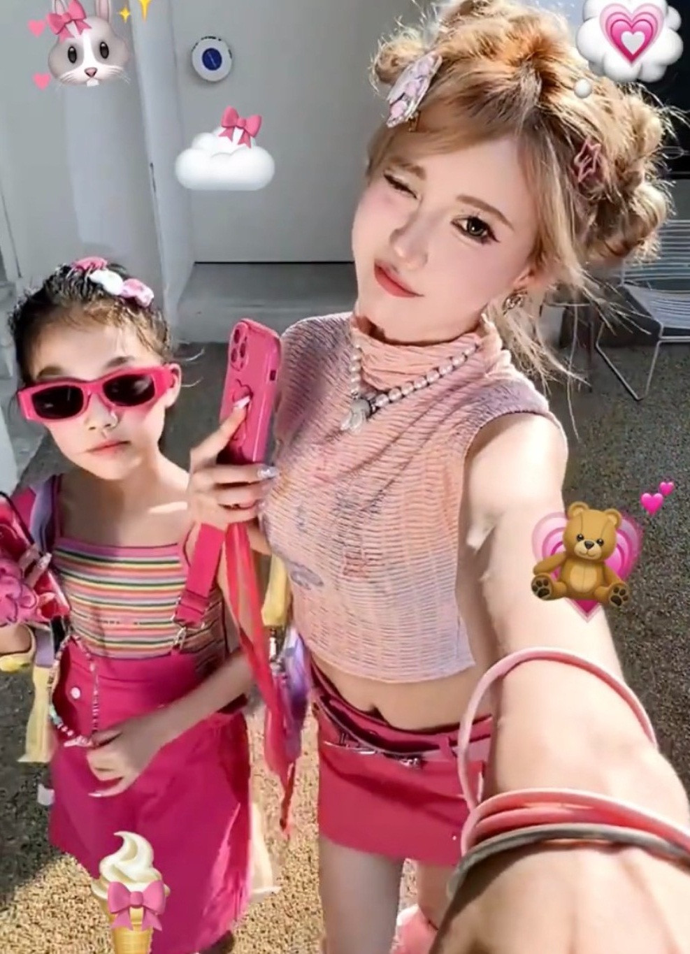 Nhiều người không khỏi trầm trồ với ngoại hình và phong cách trẻ trung khó tin của một bà mẹ hai con 38 tuổi.