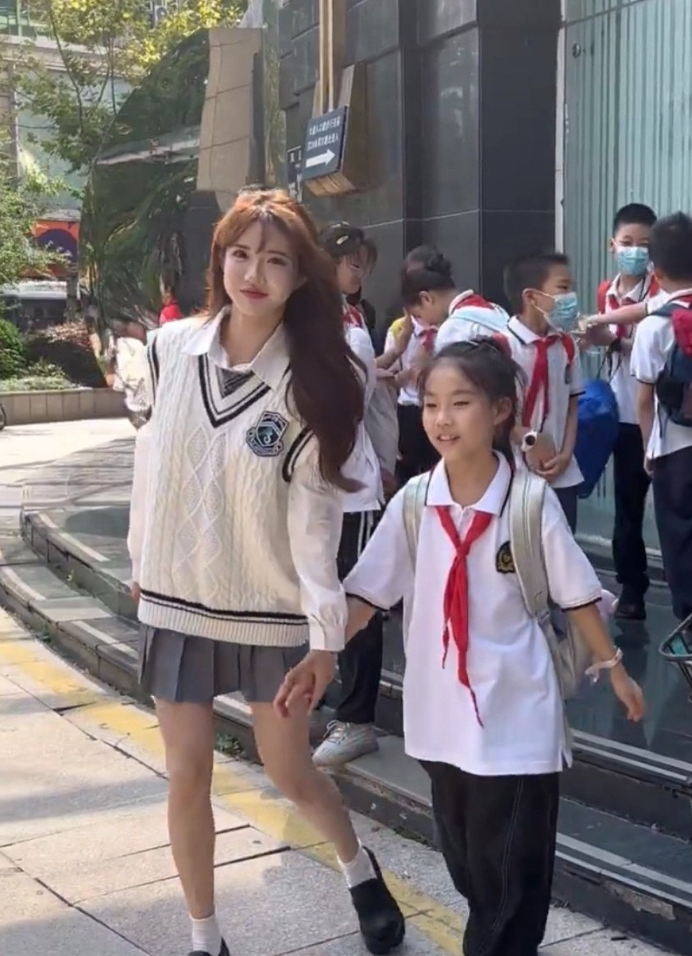 Được biết, bà mẹ 38 tuổi này có tên Selina, hiện là mẹ hai con.