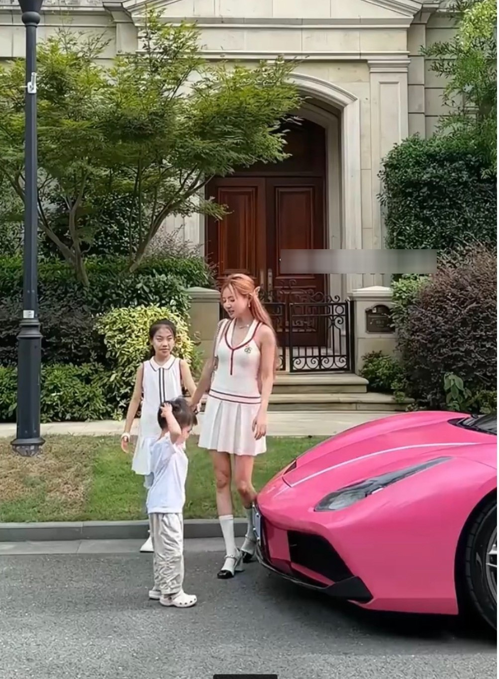 Mỗi lần "lên đồ" cầu kỳ, trang điểm chỉn chu, bà mẹ 2 con khiến nhiều người ghen tỵ vì trông xinh xắn hệt một cô búp bê sống.