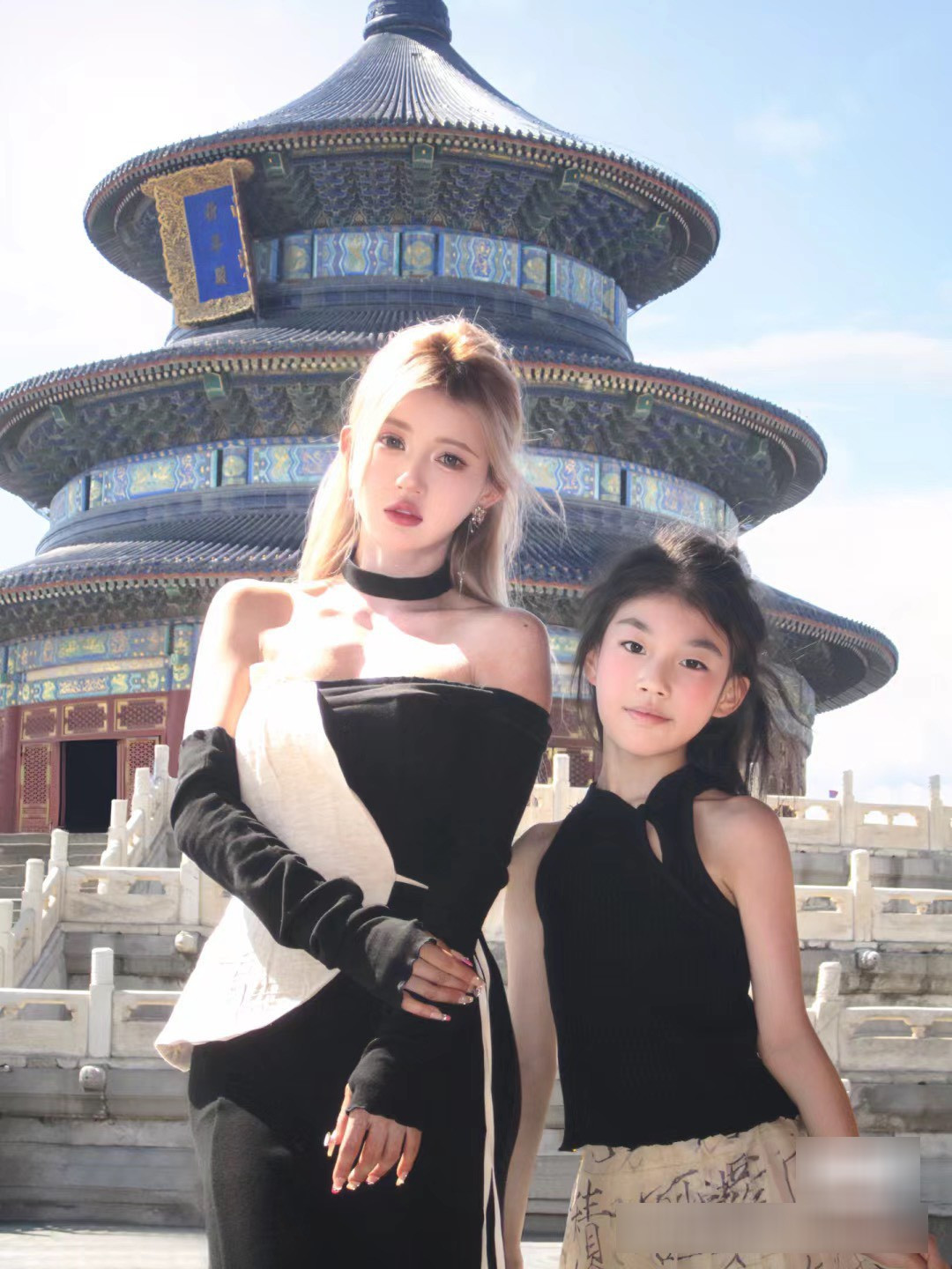 Trong khoảnh khắc đưa con gái đến trường, bà mẹ nổi tiếng đã thu hút gần 2 trăm nghìn lượt xem trên mạng xã hội bởi phong cách ăn mặc độc đáo của mình.