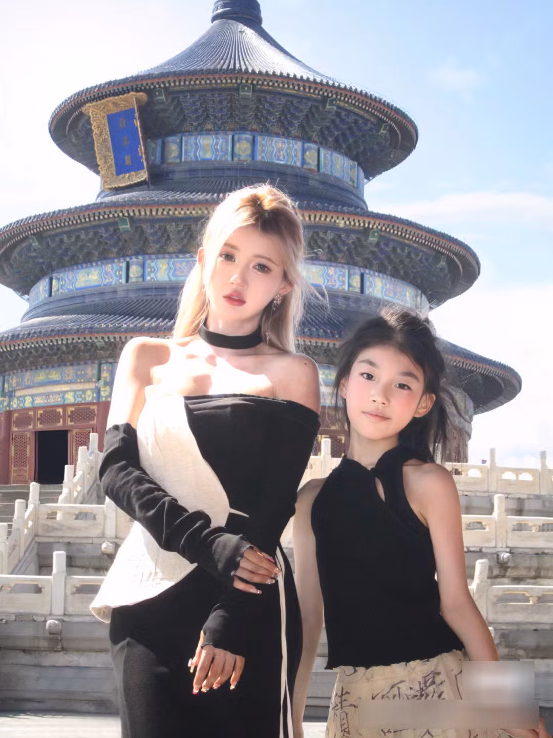 Trong khoảnh khắc đưa con gái đến trường, bà mẹ nổi tiếng đã thu hút gần 2 trăm nghìn lượt xem trên mạng xã hội bởi phong cách ăn mặc độc đáo của mình.