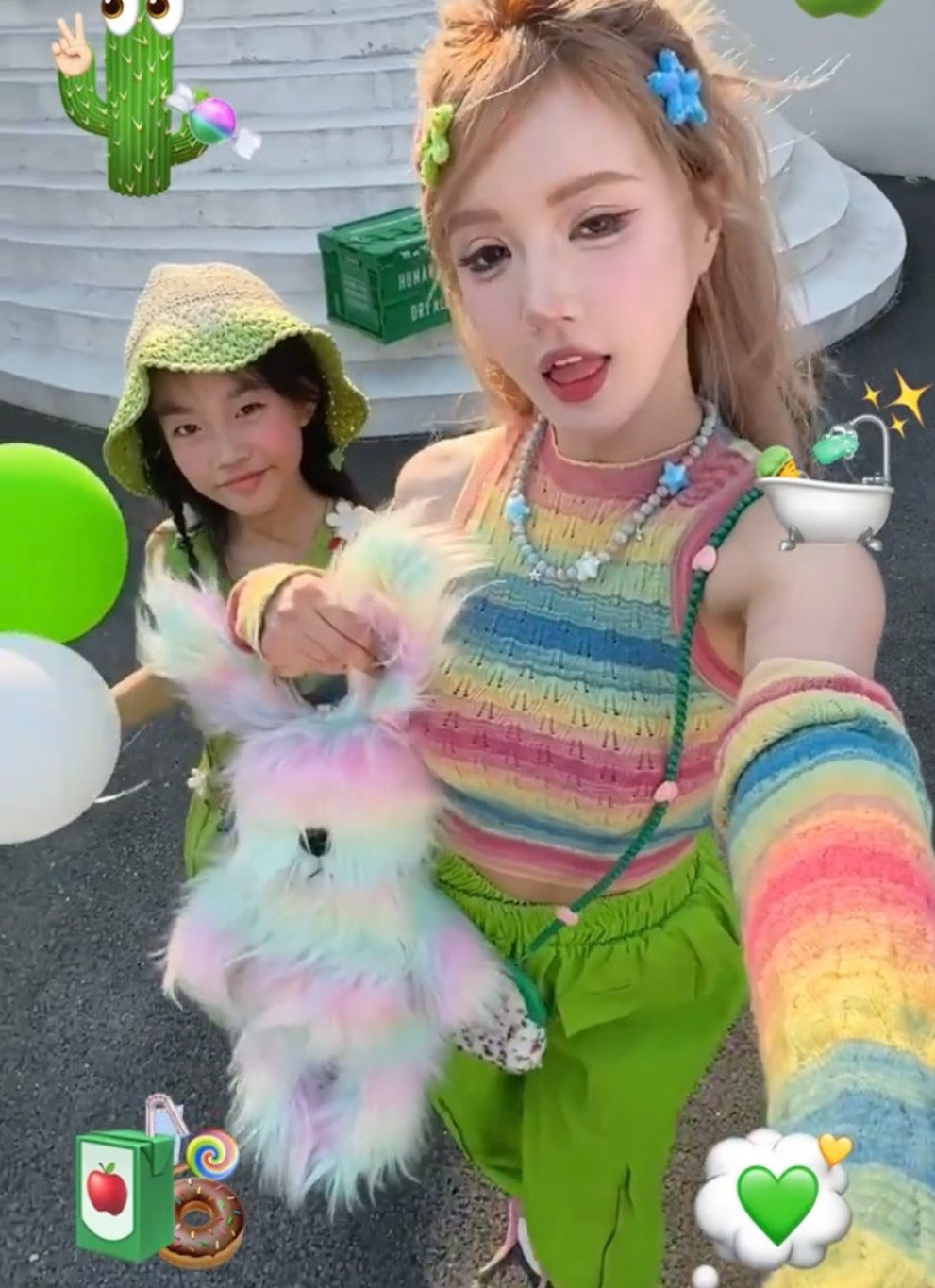 Khi ở nhà hay khi cùng con xuống phố, Selina luôn diện trang phục thời thượng và trẻ trung chẳng khác những minh tinh.