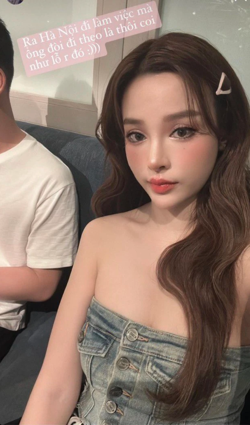 Dù hot girl đời đầu này cố tình giấu danh tính người tặng quà nhưng cộng đồng mạng đều biết rõ “ai đó” chính là ông xã đại gia của Huyền Baby.