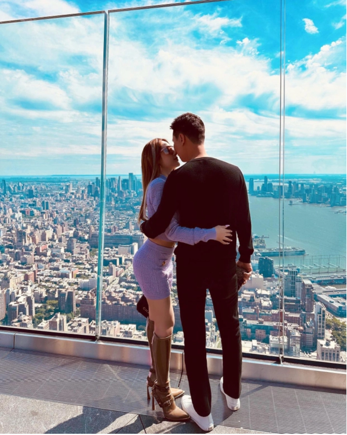 Bên cạnh đó, Huyền Baby còn hạnh phúc khi được chồng mua thêm hoa cẩm tú cầu, tự tay về trồng tại biệt thự trăm tỷ.