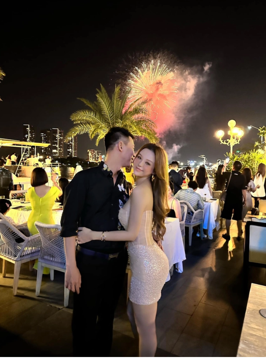 Dù đã ở cạnh nhau 12 năm nhưng tình cảm của cặp đôi vẫn cực mặn nồng, ngọt ngào như lúc mới yêu. Ảnh: FBNV