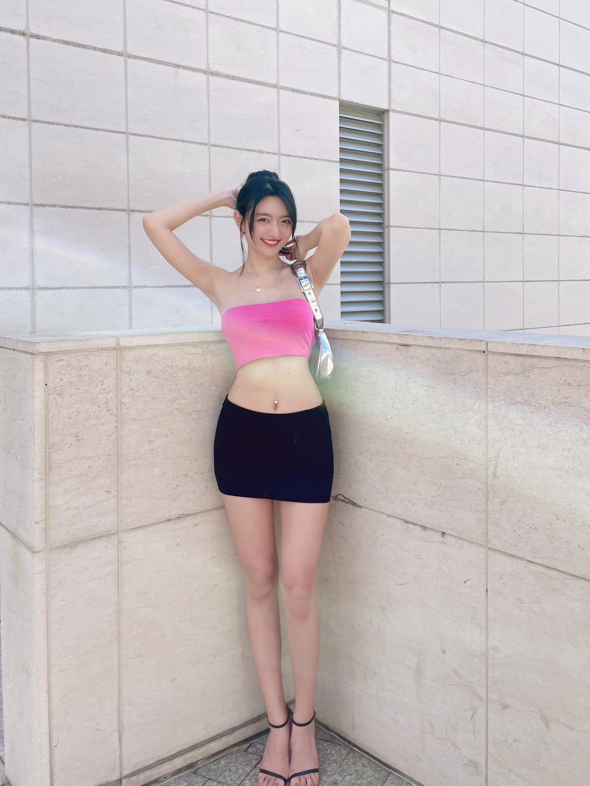 Tiếp xúc sớm với nghệ thuật khiến Xuân Mai càng thêm yêu thích lĩnh vực này. Cô có ước mơ lớn nhất là trở thành ca sĩ.