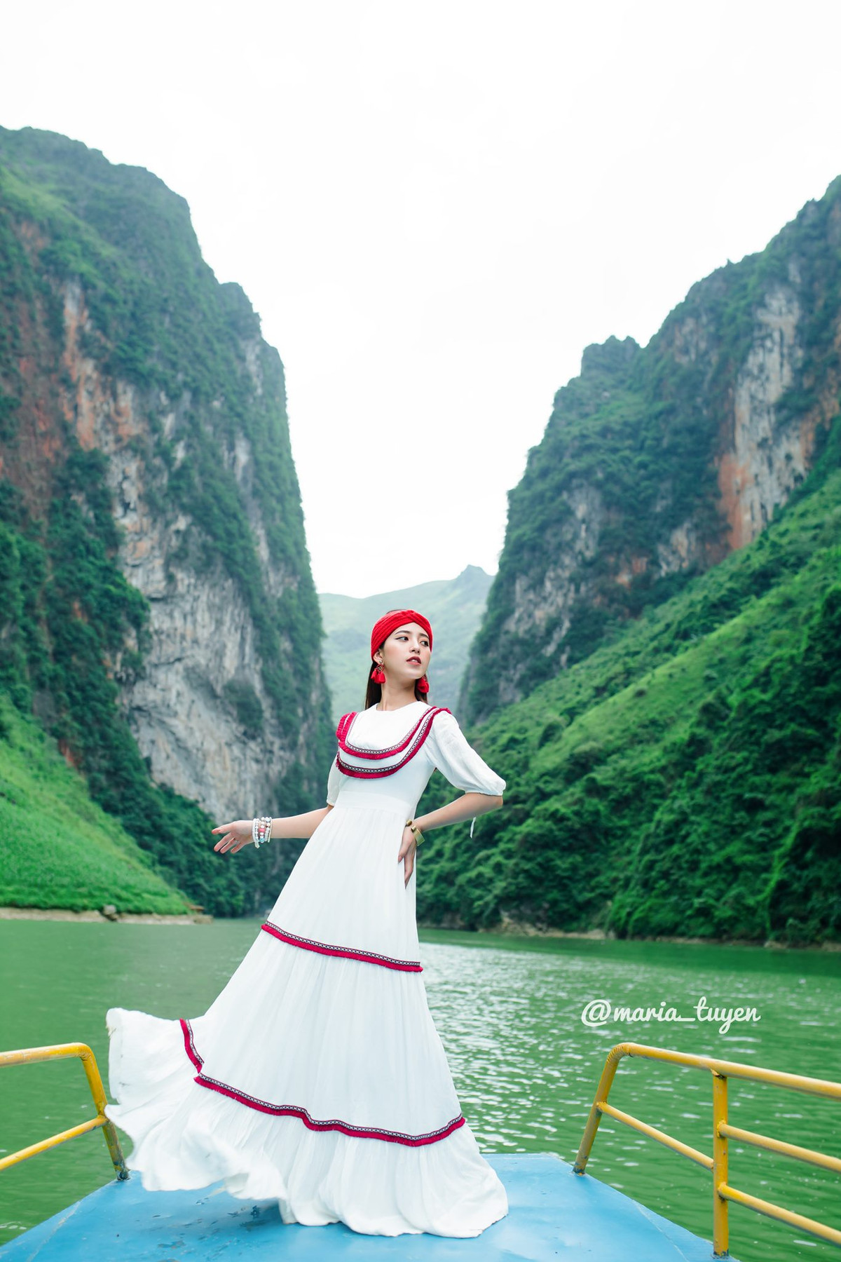 Hẻm Tu Sản nằm dưới chân đèo Mã Pì Lèng, có dòng sông Nho Quế uốn quanh, vách đá cao tới 700m - 900m. Đây là khu vực cho khách tham quan bằng tàu du lịch khá nổi tiếng và được yêu thích. Ảnh: Maria Tuyền