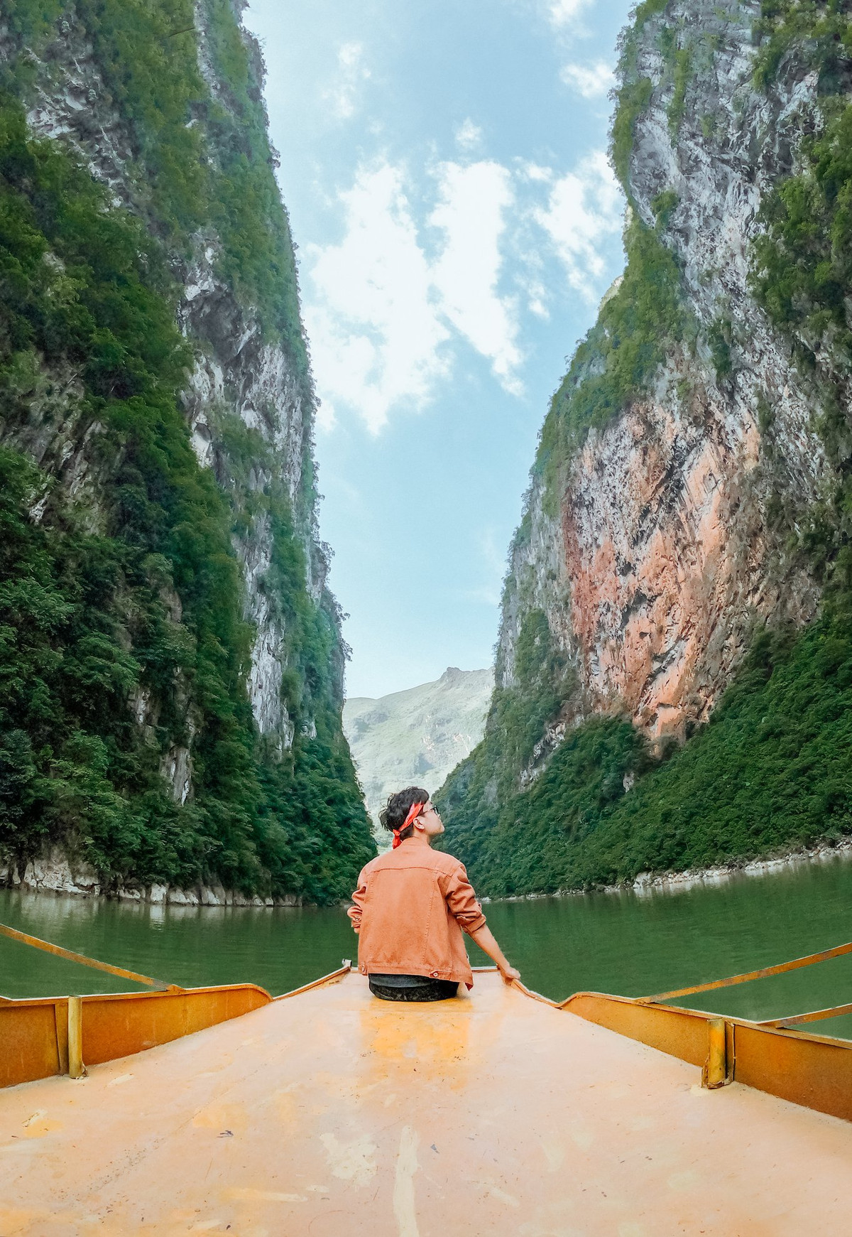 Tài khoản Facebook Hồng Hà chia sẻ: ""Mình và bạn mới lên kế hoạch chuẩn bị đi Hà Giang chơi. Lịch trình có qua cả sông Nho Quế nhưng lại mới nhận được thông tin này nên tiếc quá". Ảnh: Tý Nguyễn