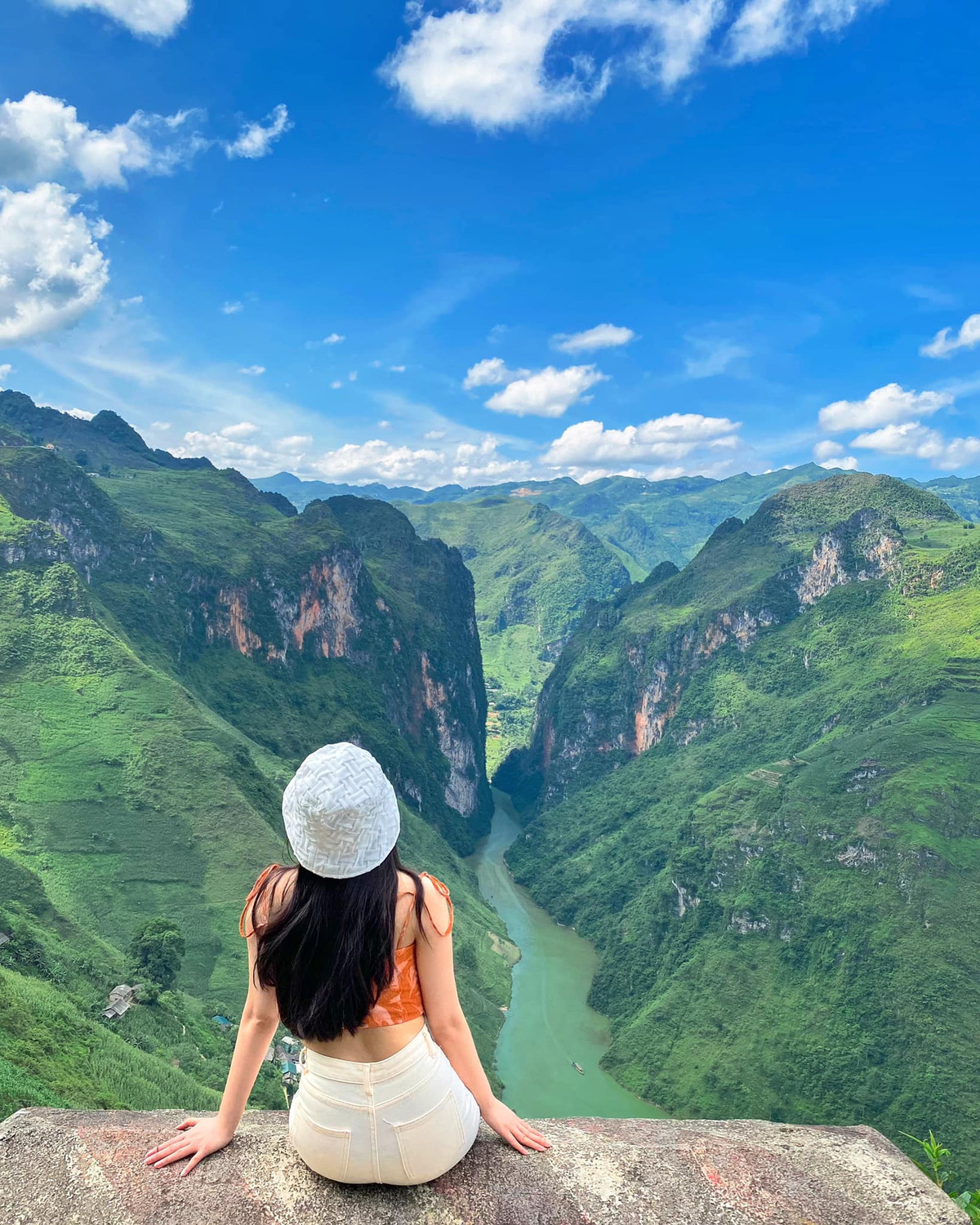 Mới đây, thông tin về việc tạm dừng hoạt động của tàu du lịch trên sông Nho Quế khiến cho nhiều người cảm thấy rất nuối tiếc. Cụ thể, Hợp tác xã Nông nghiệp và Dịch vụ du lịch Tu Sản đã đưa thông báo "tạm ngừng vận chuyển du khách thăm quan hẻm Tu Sản bằng tàu du lịch trên sông Nho Quế 1" từ ngày 16/9/2023 cho đến khi có thông báo mới. Ảnh: Trang Nguyễn