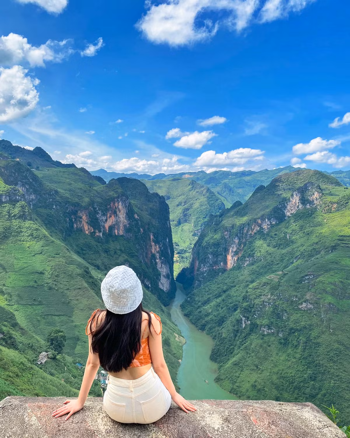 Mới đây, thông tin về việc tạm dừng hoạt động của tàu du lịch trên sông Nho Quế khiến cho nhiều người cảm thấy rất nuối tiếc. Cụ thể, Hợp tác xã Nông nghiệp và Dịch vụ du lịch Tu Sản đã đưa thông báo "tạm ngừng vận chuyển du khách thăm quan hẻm Tu Sản bằng tàu du lịch trên sông Nho Quế 1" từ ngày 16/9/2023 cho đến khi có thông báo mới. Ảnh: Trang Nguyễn