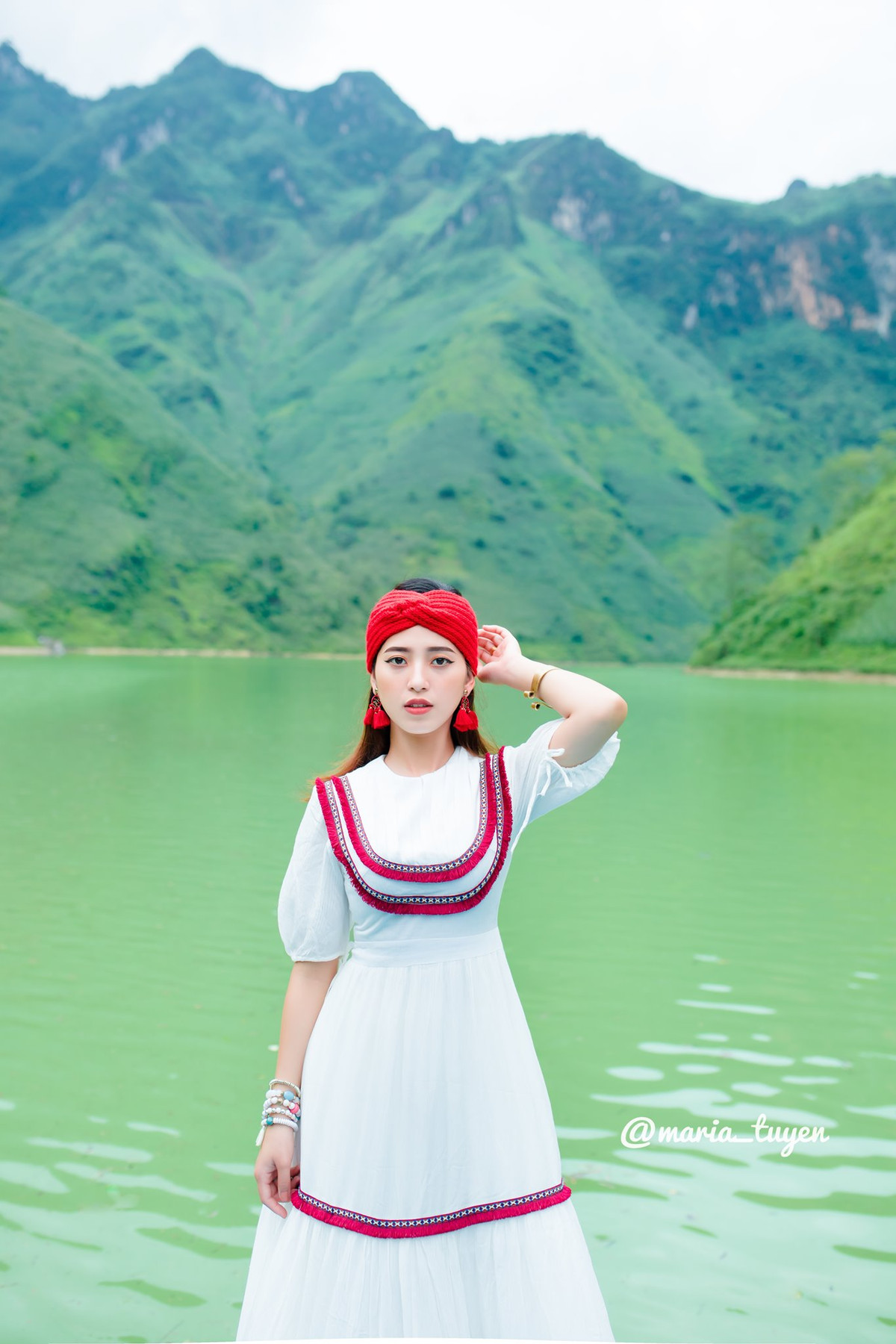 Tìm kiếm những bài review du lịch Hà Giang trên MXH sẽ thấy tàu du lịch trên sông Nho Quế xuất hiện khá nhiều, và hầu hết bạn trẻ nào cũng có một hoặc nhiều bức ảnh check in nơi đây. Ảnh: Maria Tuyền