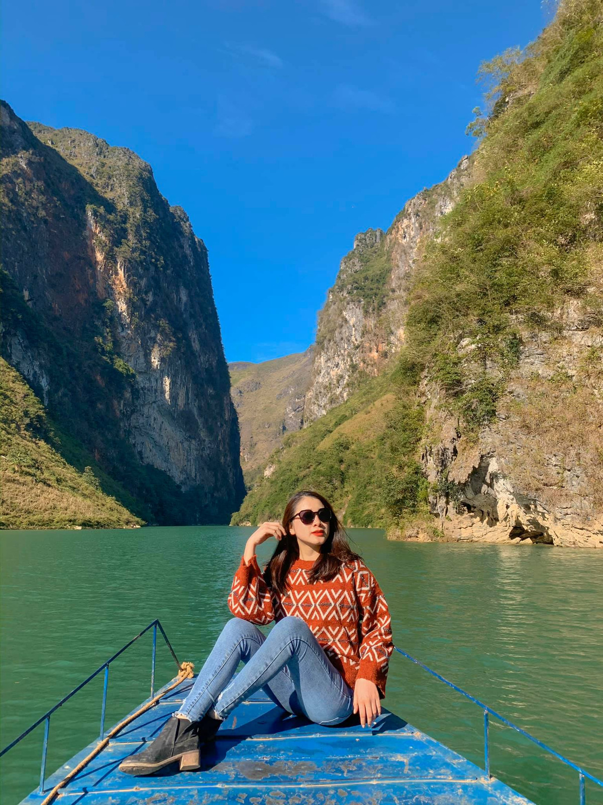 Không khó để tìm thấy những bức ảnh "sống ảo" đẹp lung linh trên tàu du lịch sông Nho Quế. Ảnh: Locc Nguyenn