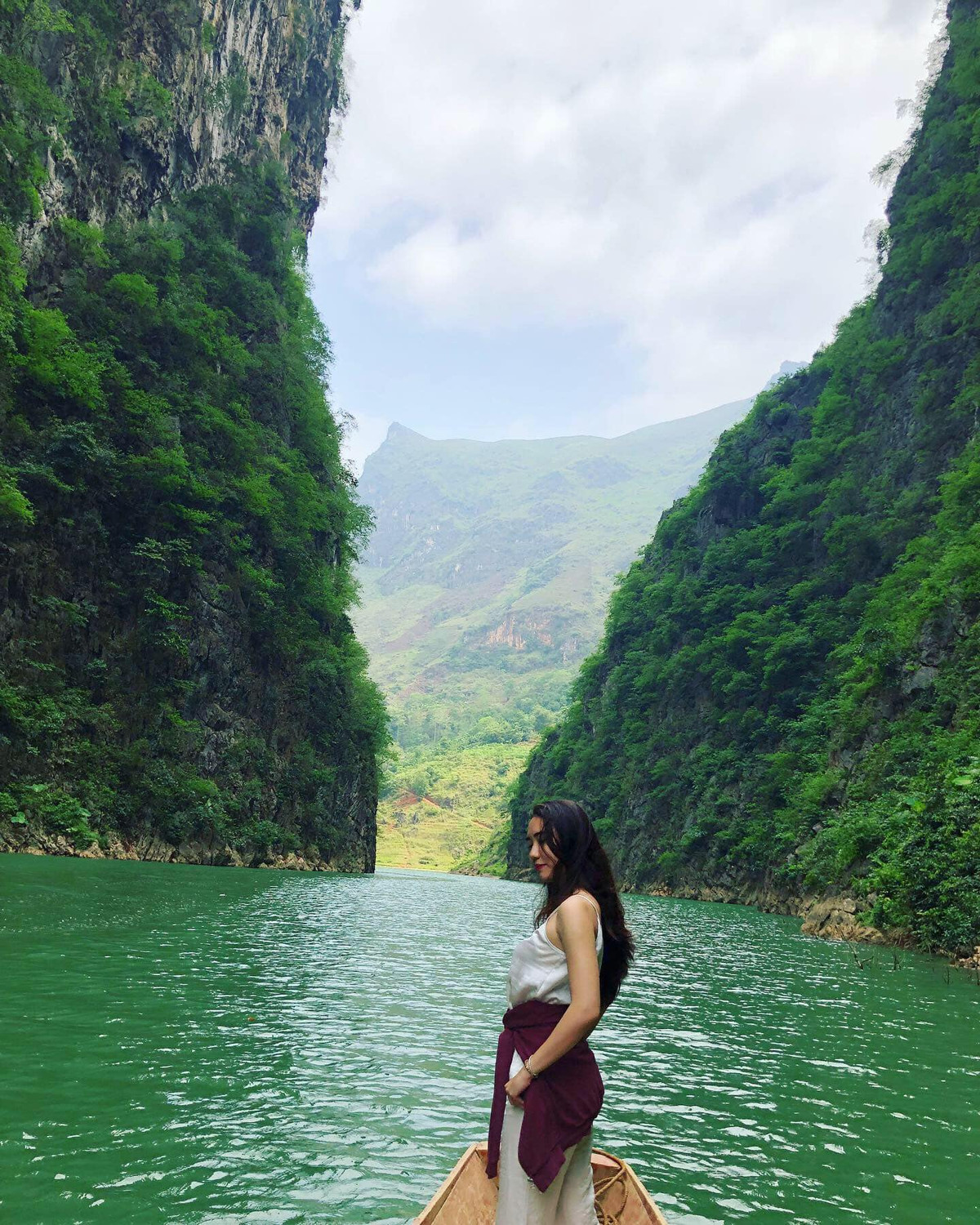 Không riêng gì những bạn trẻ chưa đến, kể cả những người từng đến nơi đây đều có chung tâm trạng tiếc nuối: ""Mặc dù đã được đi rồi nhưng nghe tin thì mình cũng hơi tiếc. Đi thuyền trên sông Nho Quế ngắm cảnh thích lắm. Dù sao cũng hi vọng sẽ sớm mở lại hoạt động này cho mọi người trải nghiệm",...Ảnh: Đào Hà My