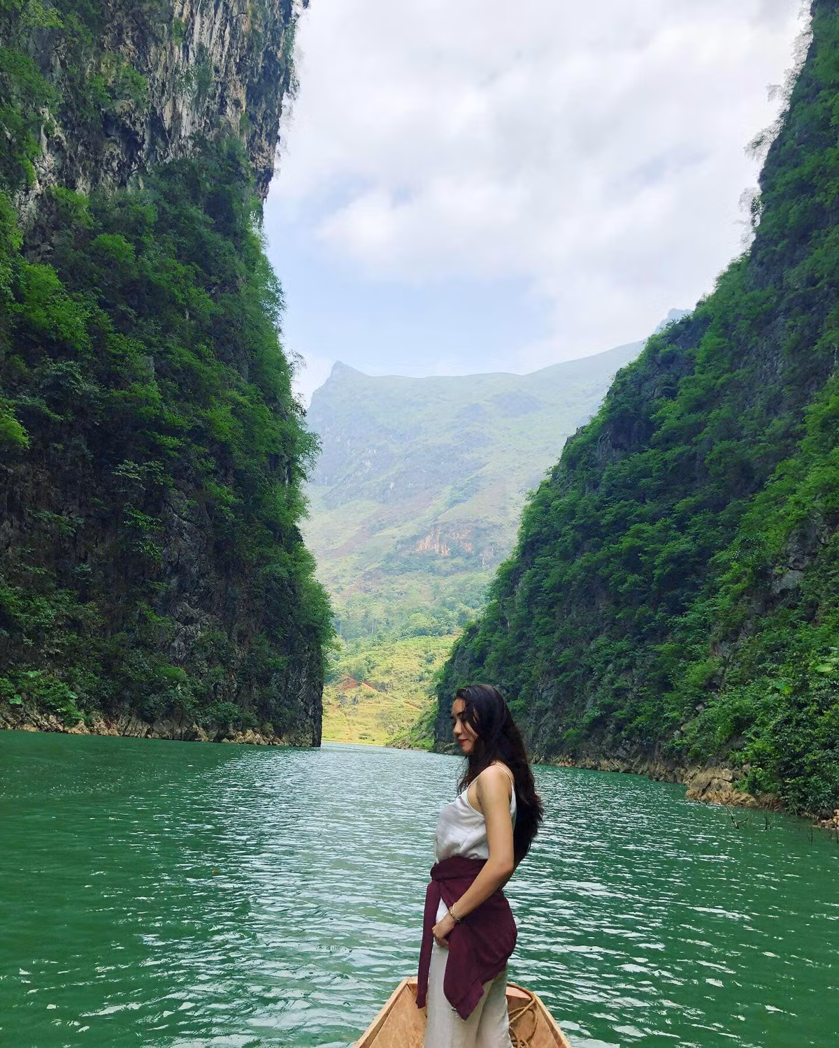 Không riêng gì những bạn trẻ chưa đến, kể cả những người từng đến nơi đây đều có chung tâm trạng tiếc nuối: ""Mặc dù đã được đi rồi nhưng nghe tin thì mình cũng hơi tiếc. Đi thuyền trên sông Nho Quế ngắm cảnh thích lắm. Dù sao cũng hi vọng sẽ sớm mở lại hoạt động này cho mọi người trải nghiệm",...Ảnh: Đào Hà My