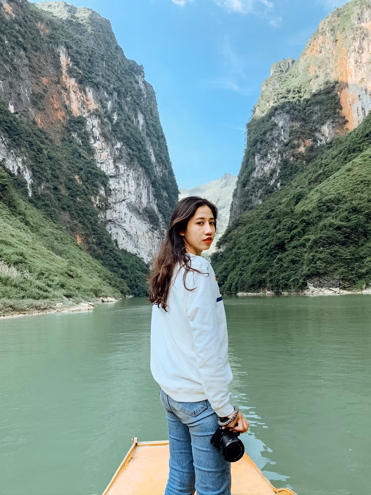 Cùng tâm trạng với Hồng Hạnh, một tài khoản Facebook khác cảm thấy ngỡ ngàng xen lẫn tiếc nuối vì chưa kịp đến check in trên du thuyền sông Nho Quế: "Đang tính cuối năm này đi nhưng giờ có thông tin này thì chắc huỷ kèo, chưa được đến đây nên tiếc quá". Ảnh: Tý Nguyễn