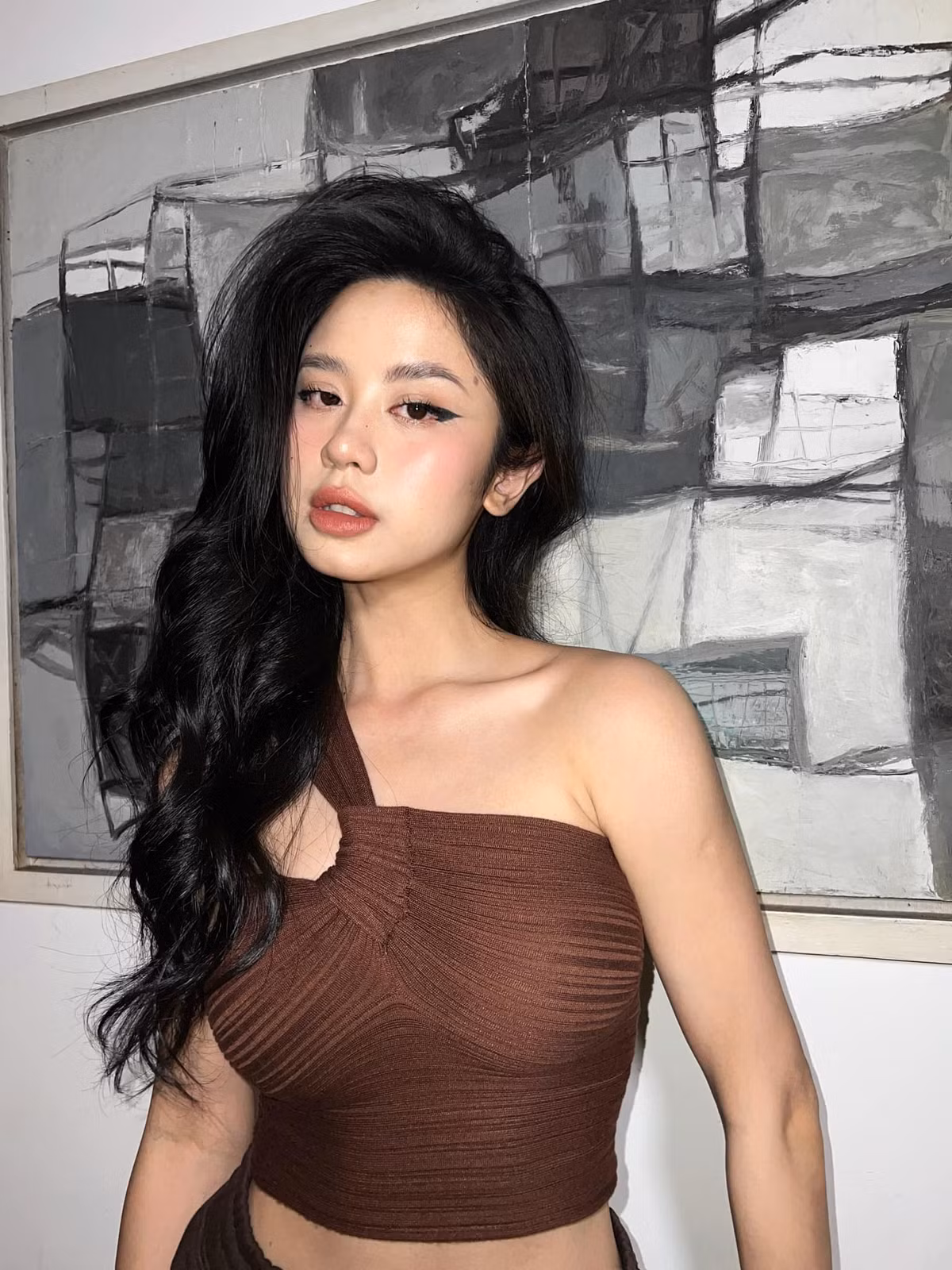 Sở hữu nhan sắc xinh đẹp và thân hình thon gọn, Hàn Hằng hiện là khá nổi tiếng trên mạng xã hội.