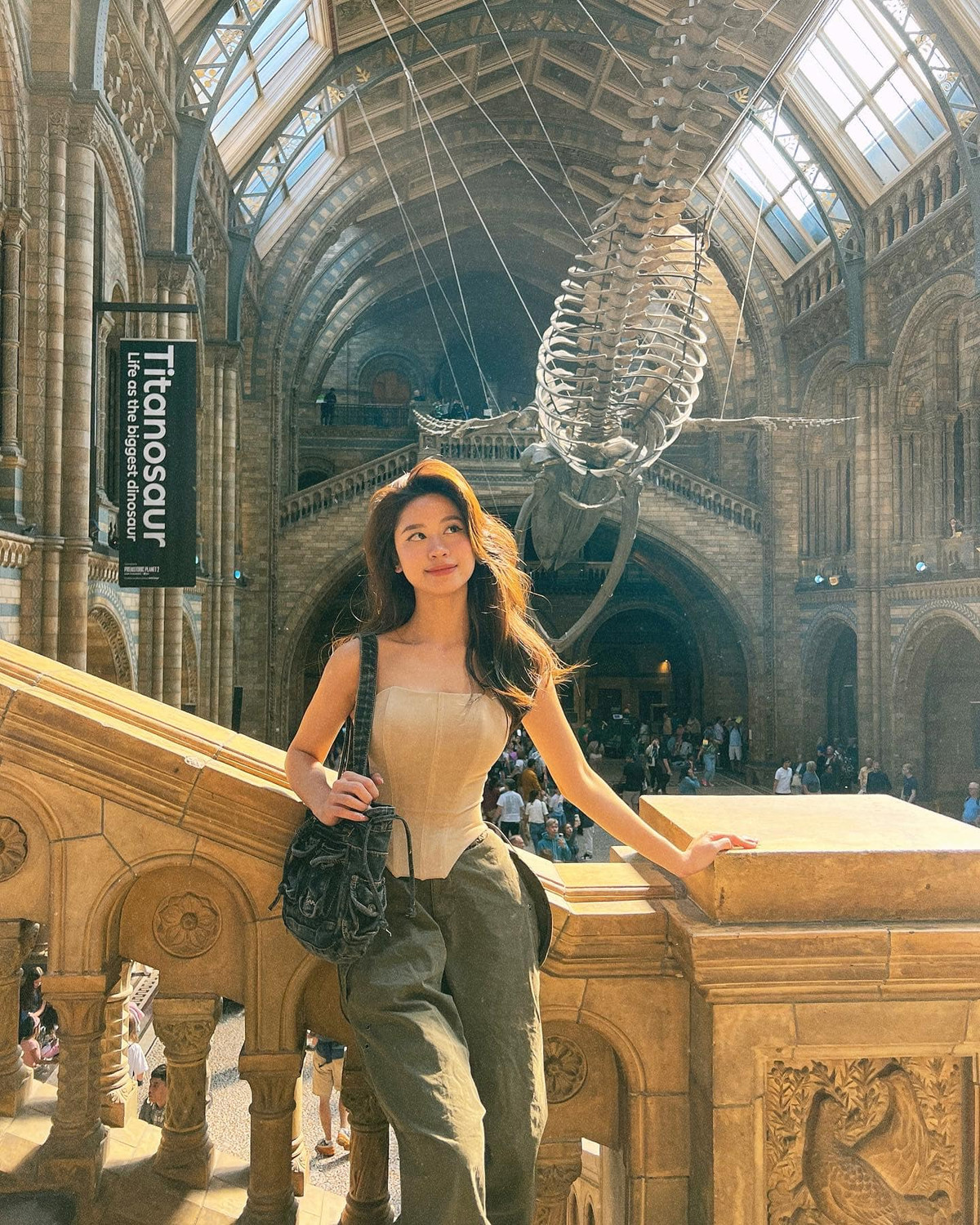 Hàn Hằng vốn được chú ý nhờ vẻ xinh xắn, quyến rũ. Tuy nổi tiếng là vậy, cô cũng từng vướng một số lùm xùm trong quá khứ.