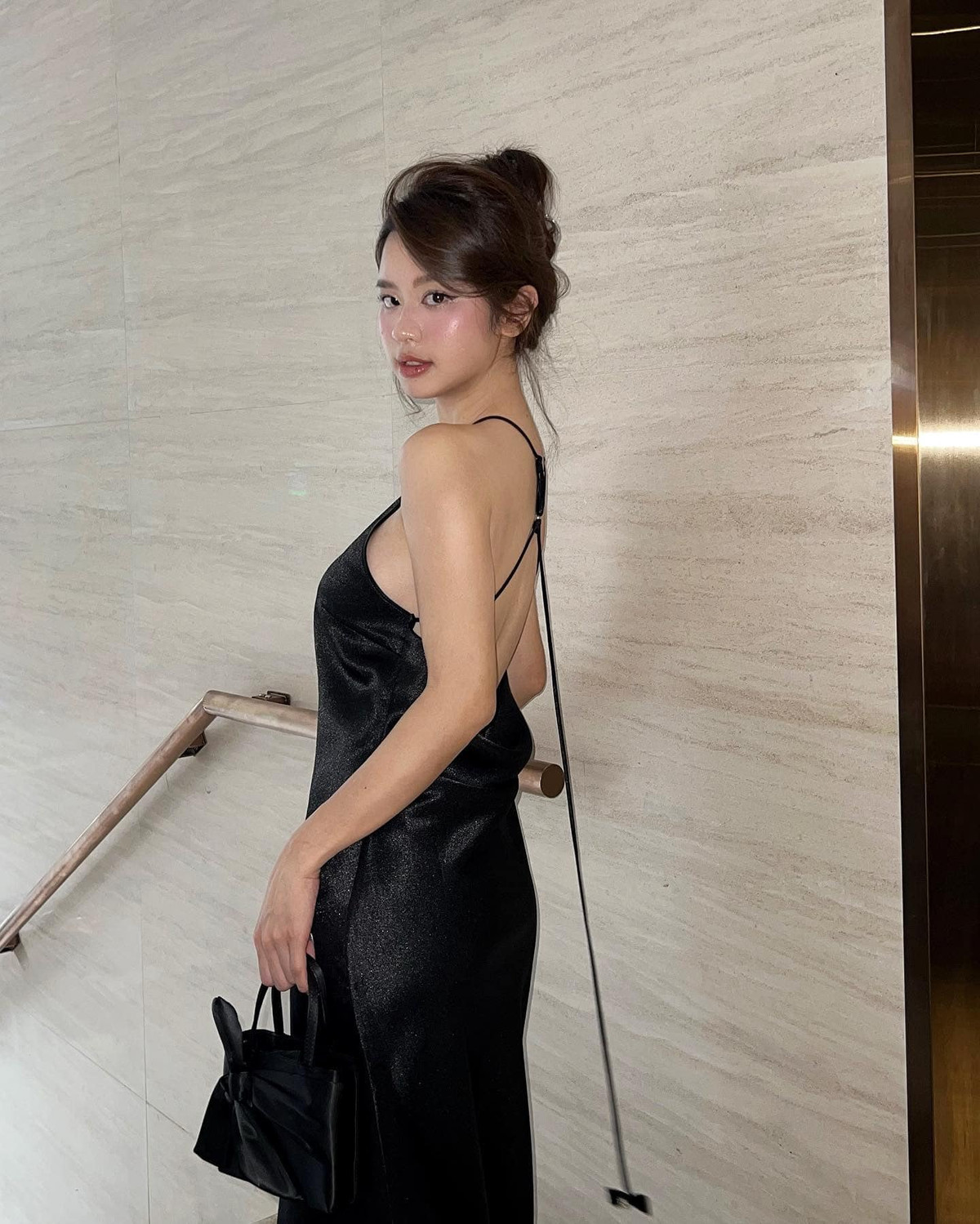 Trong những bức hình này, cô khoe trọn nước da trắng, gương mặt xinh đẹp cùng thân hình với các vòng chuẩn như người mẫu.