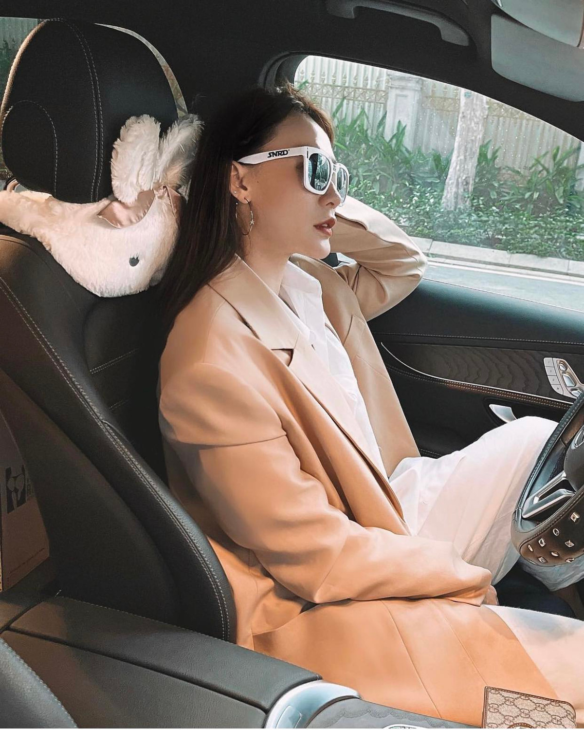 Nhờ lợi thế ngoại hình đẹp, người đẹp còn chụp ảnh mẫu, quảng cáo cho thương hiệu thời trang riêng của mình.