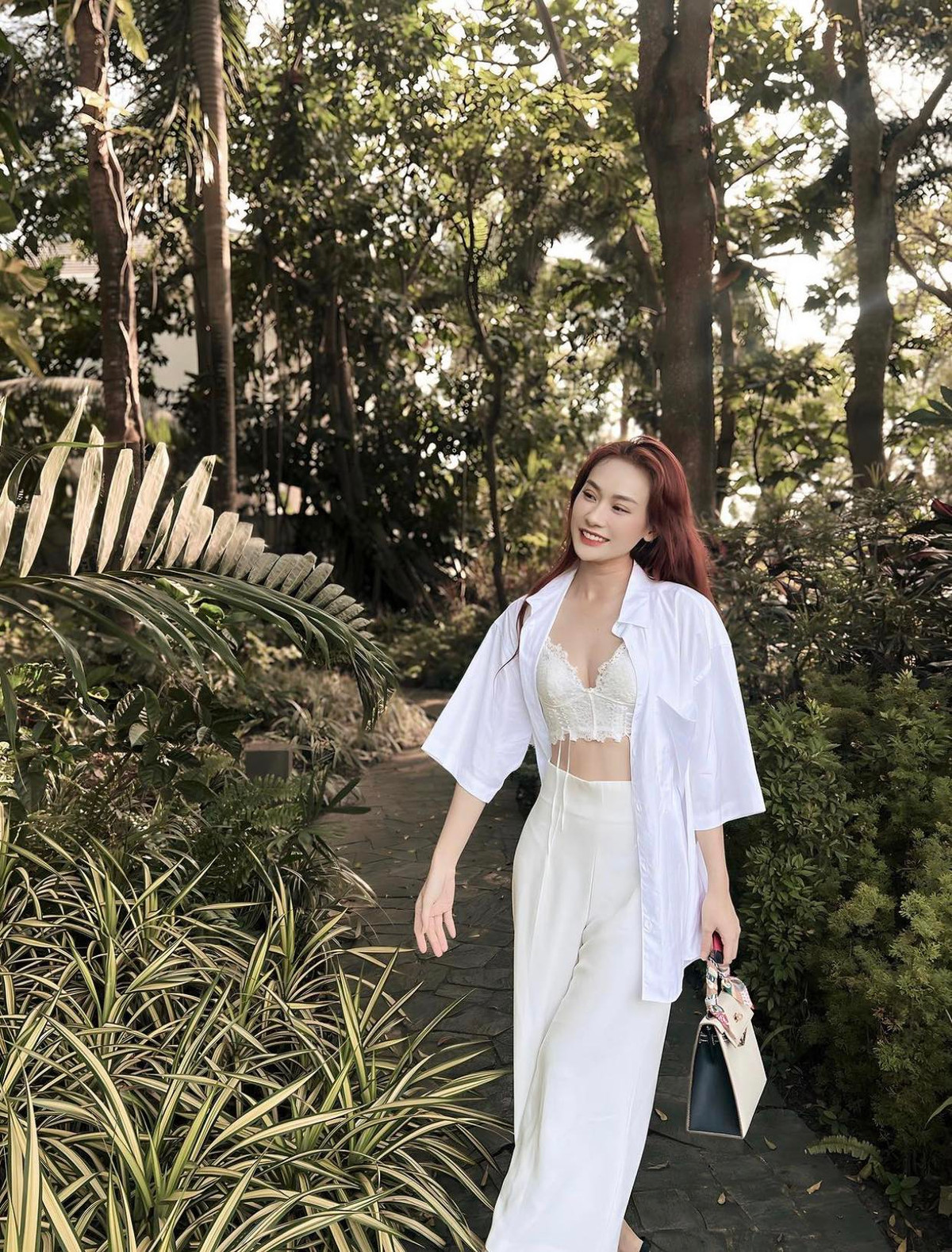 Dưới phần bình luận, cư dân mạng dành lời khen ngợi cho gu mặc đi biển của bạn gái Văn Thanh.