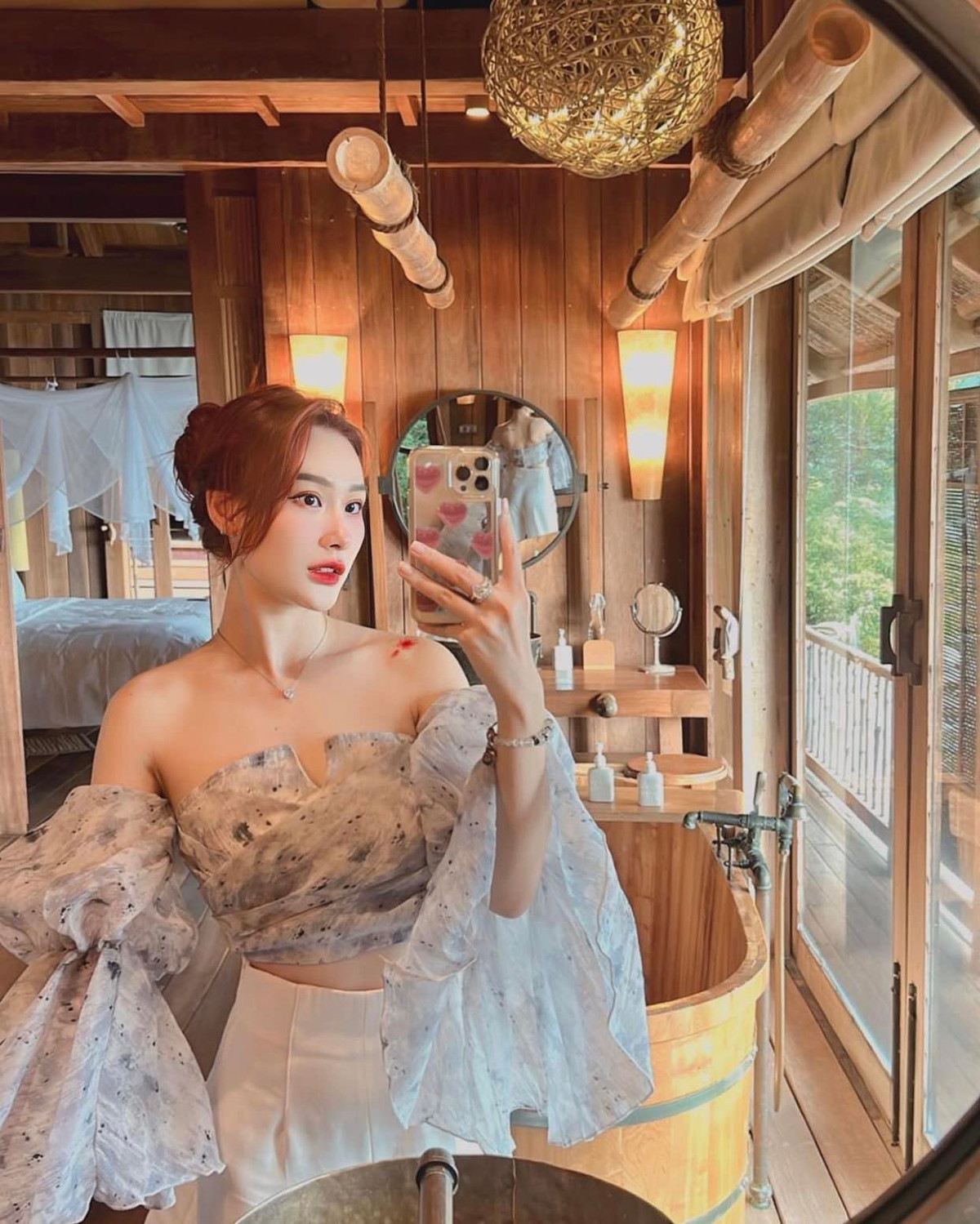 Với gương mặt sắc sảo cùng vóc dáng thon gọn, quyến rũ, bạn gái Vũ Văn Thanh thu hút sự chú ý từ đông đảo cư dân mạng.