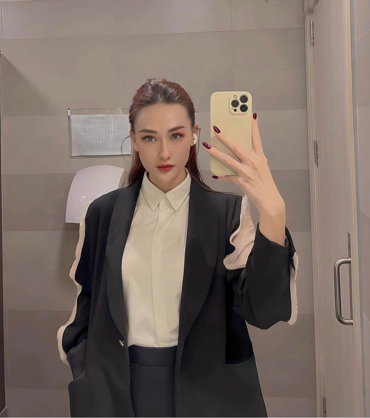 Vóc dáng thanh mảnh nhưng vòng nào ra vòng nấy giúp Ngọc Ánh tự tin lăng xê nhiều xu hướng hot, trong đó có các thiết kế monokini.