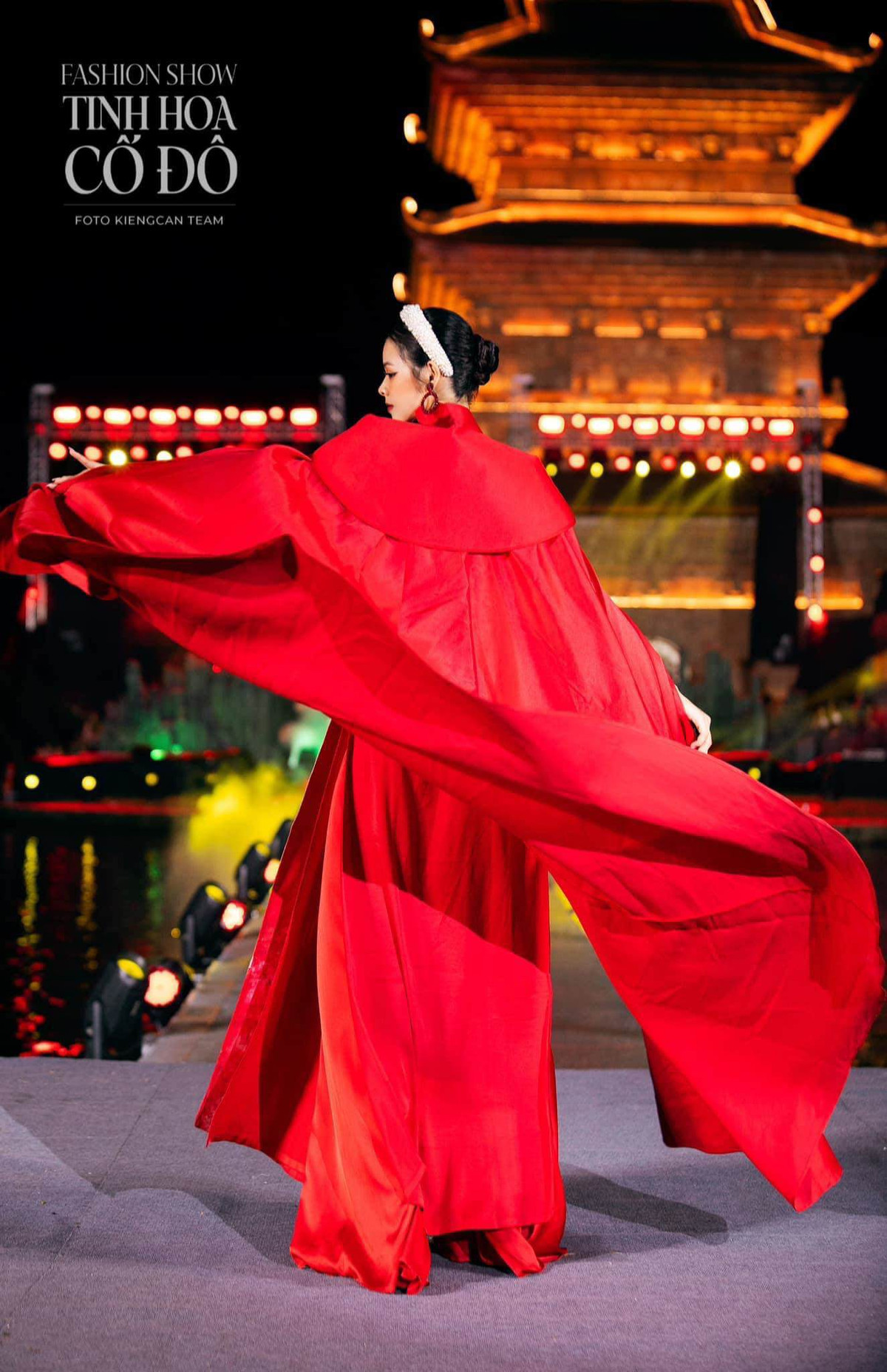 Nguyễn Ngân Hà được khen ngợi vì thần thái cuốn hút, bước đi catwalk uyển chuyển, dứt khoát.