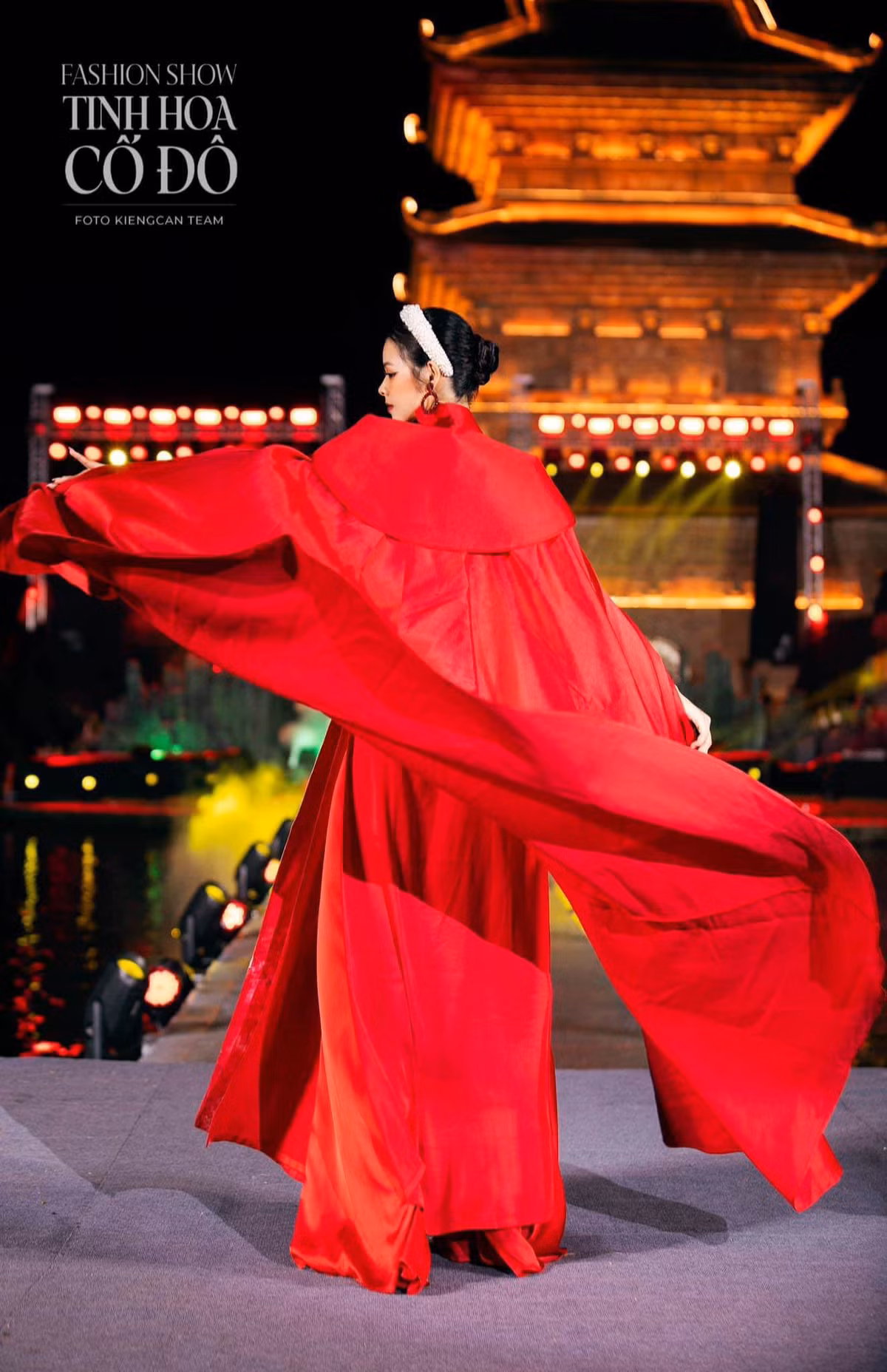 Nguyễn Ngân Hà được khen ngợi vì thần thái cuốn hút, bước đi catwalk uyển chuyển, dứt khoát.