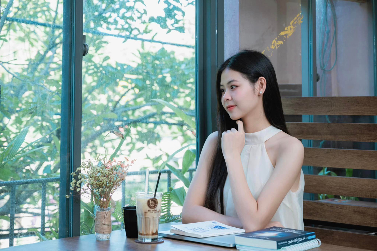 Sau Miss World Vietnam 2023, Ngân Hà trở thành cái tên được nhiều nhà thiết kế mời trình diễn trong BST của mình nhờ nét đẹp đậm chất Á Đông.