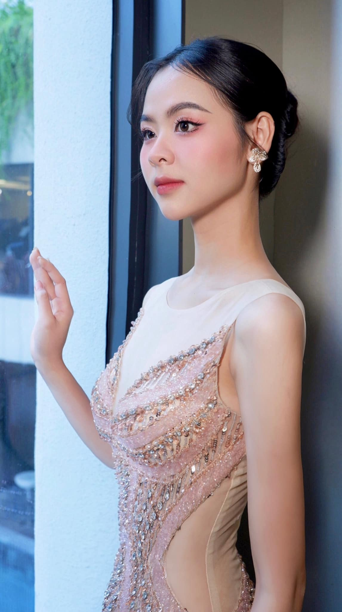 Người đẹp cũng từng thu hút ống kính truyền thông trên thảm đỏ nhờ sắc vóc.