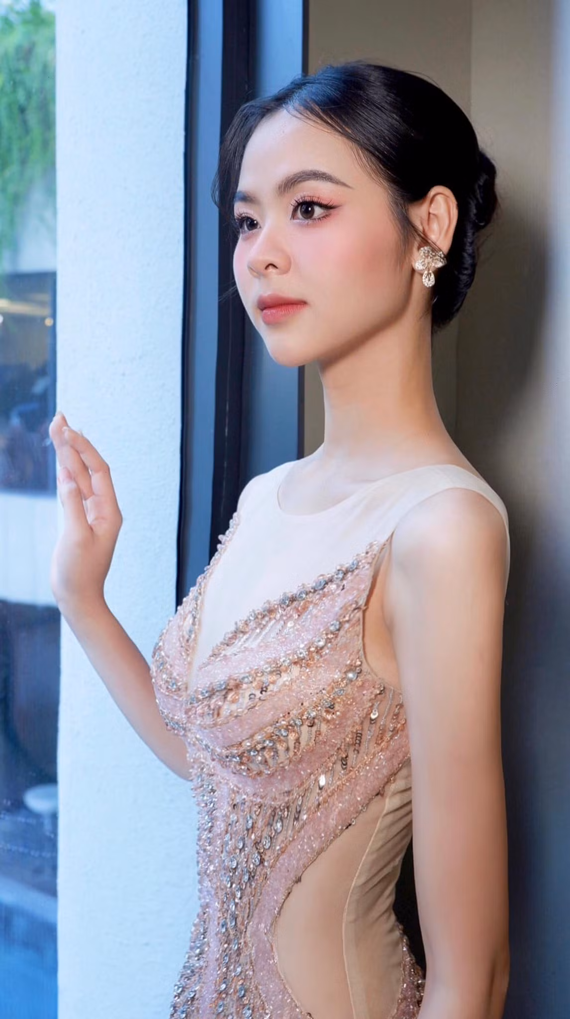 Người đẹp cũng từng thu hút ống kính truyền thông trên thảm đỏ nhờ sắc vóc.