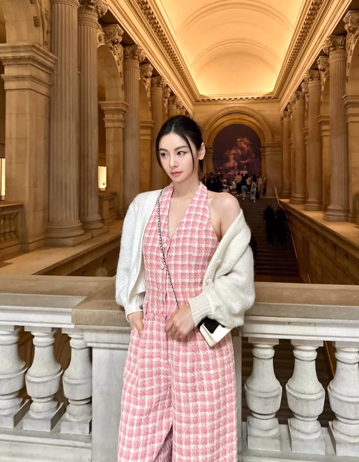 Cô thường xuất hiện tại các bữa tiệc xa hoa dành cho giới doanh nhân.