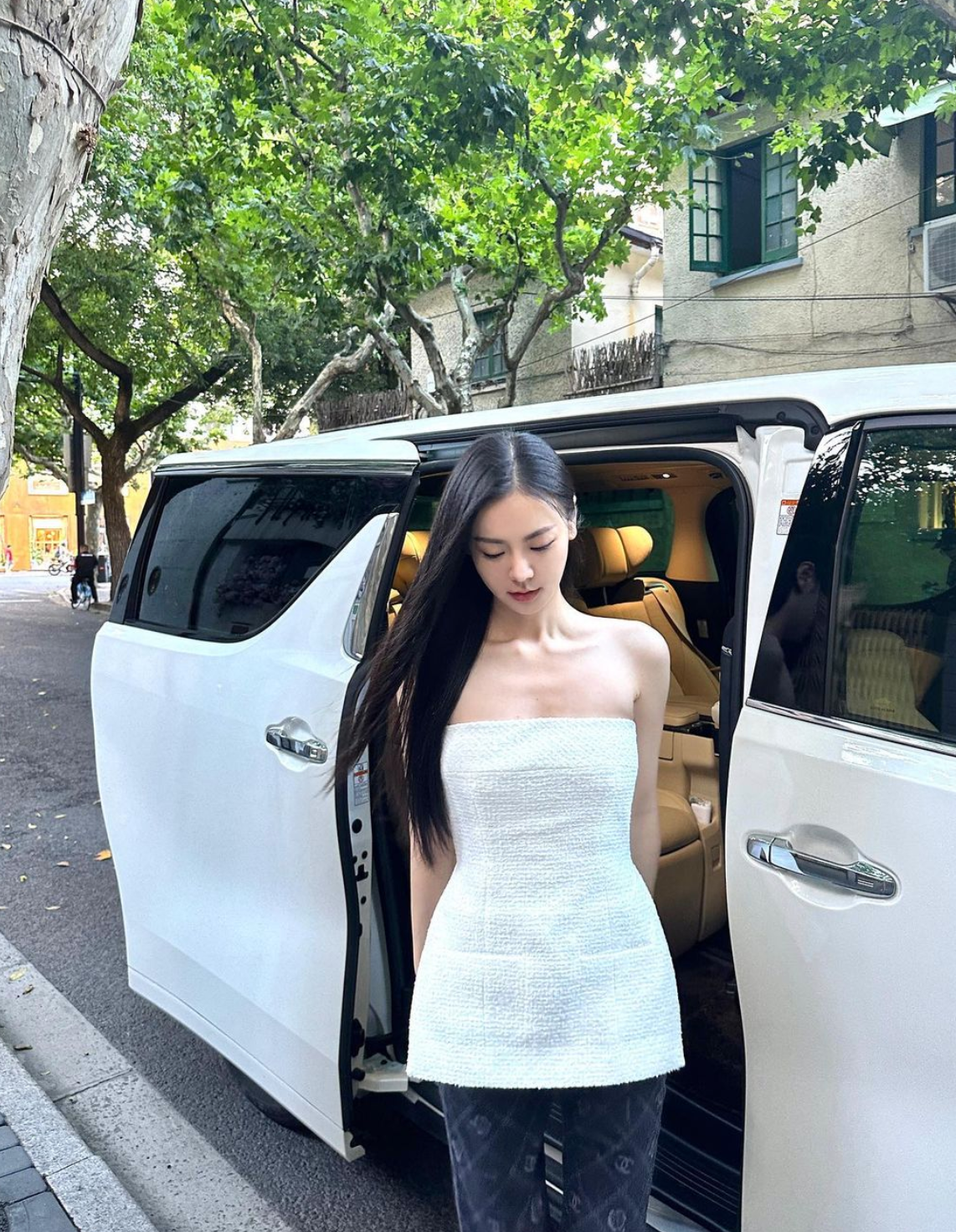 Chính nhờ cuộc sống sang chảnh và gu ăn mặc thời thượng nên cô gái này nhận về nhiều lượt theo dõi.