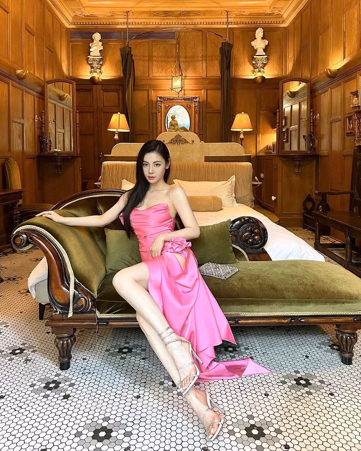 Cici Chan là một hot girl tài sắc vẹn toàn nổi tiếng ở Trung Quốc. Trang Instagram của cô có hơn 100.000 người theo dõi, các nền tảng khác cũng có vô số fan hâm mộ.