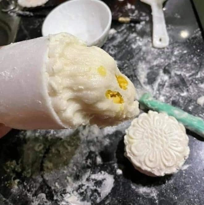 Mới đây, hội ghét bếp lại một lần nữa khiến cộng đồng mạng "dậy sóng" trước những chiếc bánh Trung thu thảm họa, nhìn vào chả dám thưởng thức.