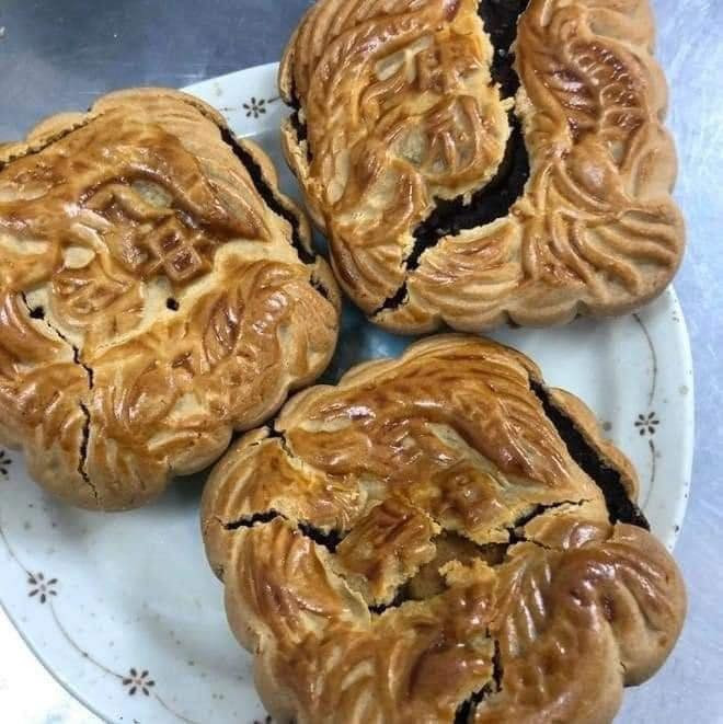 Chỉ vì ngủ quên nên chiếc bánh Trung thu handmade trở nên thảm họa. Người làm bánh còn đặt tên cho bánh của mình là "Bánh Trung Thu Phượng Hoàng Tỉnh Giấc Từ Núi Lửa".