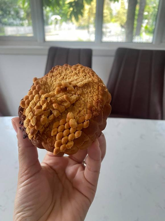 Chiếc bánh nướng nhưng có hiệu ứng nghìn lỗ.