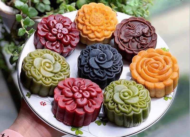 Rất nhiều chị em khéo tay hay làm chỉ qua một mùa Trung thu có thể kiếm từ vài triệu đến vài chục triệu nhờ bán bánh trung thu online. Nhưng, có một sự thật là, không phải ai cũng có thể tự làm bánh.