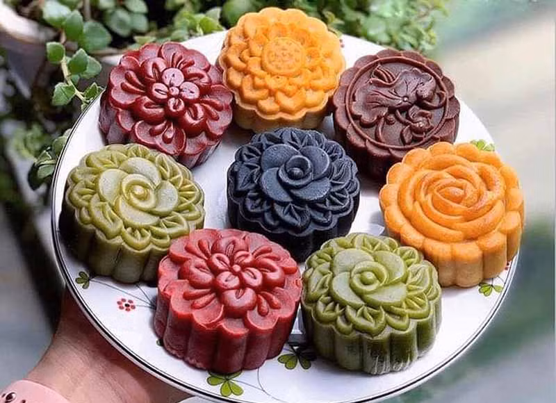 Rất nhiều chị em khéo tay hay làm chỉ qua một mùa Trung thu có thể kiếm từ vài triệu đến vài chục triệu nhờ bán bánh trung thu online. Nhưng, có một sự thật là, không phải ai cũng có thể tự làm bánh.