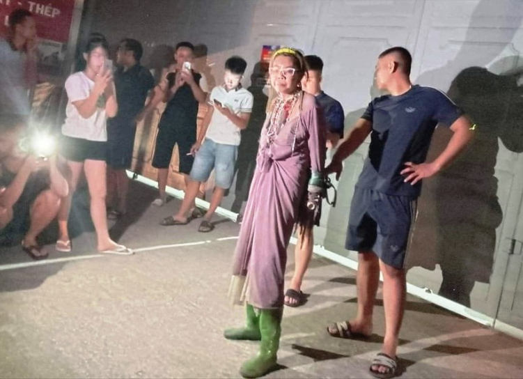 Sau khi bị bắt giữ, “hot girl” Bella và tang vật được Công an xã Yên Dương bàn giao cho Công an huyện Hậu Lộc điều tra, xử lý.