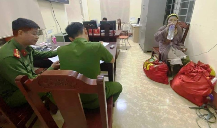 Trước đó, đêm 3/9, người dân tại xã Đại Lộc phát hiện Bella ăn mặc kỳ dị lấy trộm xe máy trên địa bàn xã rồi bỏ chạy chạy về hướng huyện Hà Trung. Khi đến địa phận xã Yên Dương, huyện Hà Trung thì bị người dân và công an địa phương bắt giữ.