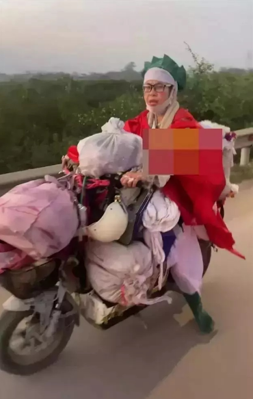 Thời gian sau này, người ta thường xuyên thấy Bella với hình ảnh ăn mặc diêm dúa, khó hiểu, đi trên con xe máy chất chứa nhiều đồ đạc, lang thang ở nhiều tỉnh thành: Hải Dương, Thái Bình, Thanh Hoá...