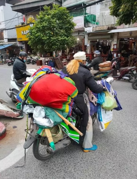 Cứ mỗi nơi Bella đến, cô lại nhận được nhiều sự quan tâm, chú ý của người dân địa phương bởi hình ảnh khác biệt của mình.